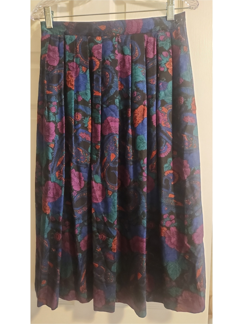 Vintage Sag Harbor Floral Patterned Pleated Midi Skirt in Multicolor